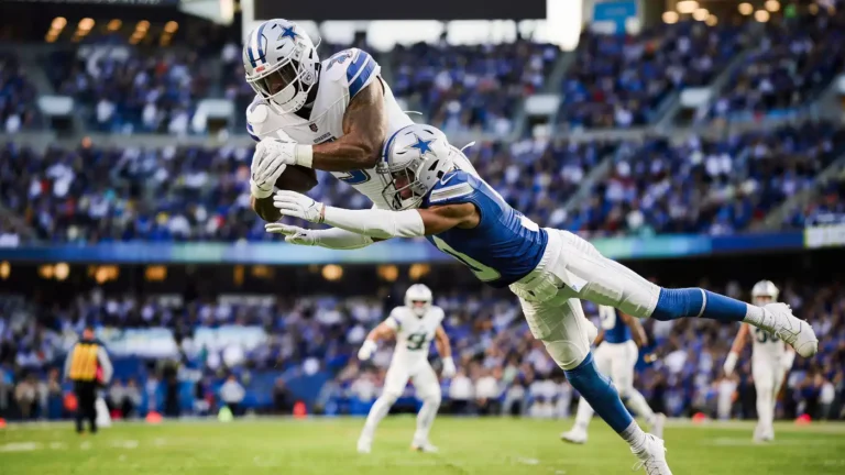Tight end boxing out a smaller defender to catch a pass up the seam